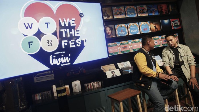We The Fest 2022 Hadir Lagi, Bakal Ada Jackson Wang-CL Corporate Secretary Bank Mandiri Rudi As Aturridha dan Head of Ismaya Live David Ferdian menandatangani perjanjian kerjasama sponsorship We The Fest 2022 di Jakarta, Kamis (15/9/2022).