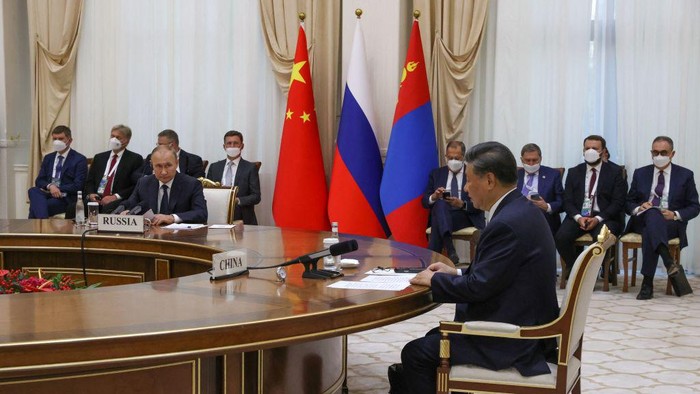 China's President Xi Jinping and Russian President Vladimir Putin pose with Mongolia's President during their trilateral meeting on the sidelines of the Shanghai Cooperation Organisation (SCO) leaders' summit in Samarkand on September 15, 2022. (Photo by Alexandr Demyanchuk / SPUTNIK / AFP) (Photo by ALEXANDR DEMYANCHUK/SPUTNIK/AFP via Getty Images)