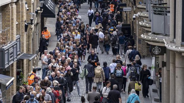 Long queues of people along Shad Thames at Butlers Wharf wait patiently in line to see Queen Elizabeth II lying in state at Westminster Hall on 15th September 2022 in London, United Kingdom. At this time to queue was approximately 4 miles long with people waiting 8 hours. For 4 days before the state funeral, well wishers and mourners will have the opportunity to file past the coffin to pay their respects. (photo by Mike Kemp/In Pictures via Getty Images)