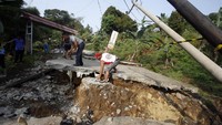 Tiang listrik nyaris roboh akibat peristiwa ini. Pemerintah Kabupaten (Pemkab) Bogor menetapkan status tanggap darurat di lokasi tersebut.  