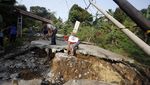 Jalan Beton di Bogor Ini Rusak, Patah dan Ambles gegara Tanah Bergerak