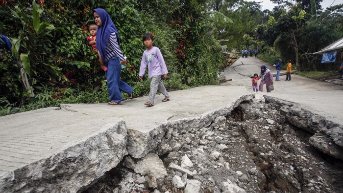 18 Rumah Hancur Akibat Tanah Bergerak di Bogor Kondisi bangunan yang rusak akibat pergerakan tanah di Bojong Koneng, Babakan Madang, Kabupaten Bogor, Jawa Barat, Jumat (16/9/2022). Badan Penanggulangan Bencana Daerah (BPBD) Kabupaten Bogor mencatat akibat pergeseran tanah, 18 unit rumah mengalami kerusakan serta menyebabkan retakan-retakan di tanah, dinding, plafon dan lantai rumah warga serta akses jalan sudah tidak bisa dilewati oleh kendaraan roda dua ataupun roda empat. ANTARA FOTO/Yulius Satria Wijaya/AWW.