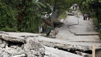 Kondisi jalan yang terbelah akibat pergerakan tanah di Bojong Koneng, Babakan Madang, Kabupaten Bogor, Jawa Barat, Jumat (16/9/2022).   
