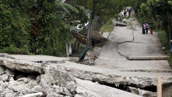 Jalan Beton di Bogor Ini Rusak, Patah dan Ambles gegara Tanah Bergerak