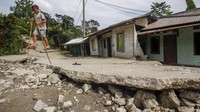 Jalan beton ini ambles ke tanah yang bergerak. Badan Penanggulangan Bencana Daerah (BPBD) Kabupaten Bogor mencatat akibat pergeseran tanah, 18 unit rumah mengalami kerusakan serta menyebabkan retakan-retakan di tanah, dinding, plafon dan lantai rumah warga.  