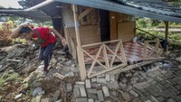 Salah satu bangunan semi permanen yang rusak. Plt Bupati Bogor Iwan Setiawan menegaskan penetapan status tersebut untuk mencegah kerusakan lebih lanjut, serta memperhatikan akibat dan dampak yang ditimbulkan. Penetapan status tersebut tertuang dalam Keputusan Bupati Nomor 360/19/Kep-TD/BPBD.  