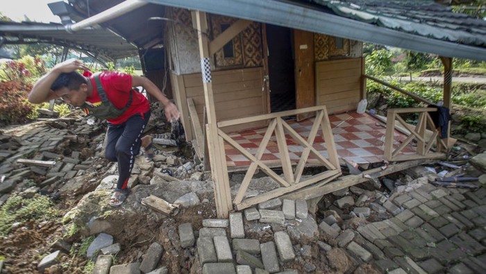 18 Rumah Hancur Akibat Tanah Bergerak di Bogor Kondisi bangunan yang rusak akibat pergerakan tanah di Bojong Koneng, Babakan Madang, Kabupaten Bogor, Jawa Barat, Jumat (16/9/2022). Badan Penanggulangan Bencana Daerah (BPBD) Kabupaten Bogor mencatat akibat pergeseran tanah, 18 unit rumah mengalami kerusakan serta menyebabkan retakan-retakan di tanah, dinding, plafon dan lantai rumah warga serta akses jalan sudah tidak bisa dilewati oleh kendaraan roda dua ataupun roda empat. ANTARA FOTO/Yulius Satria Wijaya/AWW.