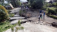 Tampak jalansudah tidak bisa dilewati oleh kendaraan roda dua ataupun roda empat.   