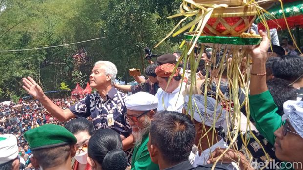 Acara Sebaran Apem di Jatinom, Klaten, Jumat (16/9/2022).
