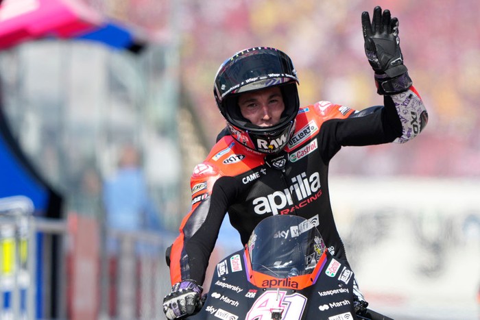 MISANO ADRIATICO, ITALY - SEPTEMBER 04: Aleix Espargaro of Spain and Aprilia Racing great the fans at the end of race of the MotoGP Of San Marino at Misano World Circuit on September 04, 2022 in Misano Adriatico, Italy. (Photo by Danilo Di Giovanni/Getty Images)