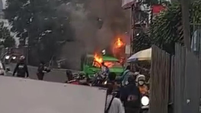 Angkot terbakar di Puncak, Bogor, Jumat (16/9/2022) sore.
