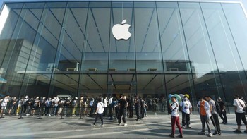 iPhone 14 dijual perdana pada 16 September hari ini di berbagai negara, termasuk China. Ini penampakan di depan Apple Store di Hangzhou. Foto: Getty Images