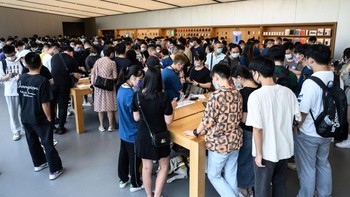 Kepadatan di dalam Apple Store pun tak terelakkan. Foto: Getty Images