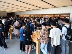 Penampakan Antrean Mengular Pembeli iPhone 14 di China