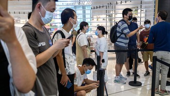 Beberapa orang duduk karena mungkin cukup lelah. Foto: Getty Images