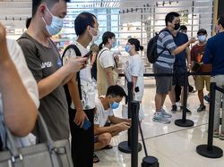 Penampakan Antrean Mengular Pembeli iPhone 14 di China