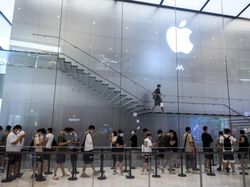 Penampakan Antrean Mengular Pembeli iPhone 14 di China