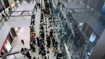 Mungkin ada ratusan orang mengantre demi membeli iPhone 14. Foto: Getty Images