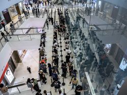 Penampakan Antrean Mengular Pembeli iPhone 14 di China