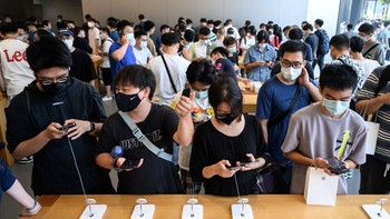iPhone 14 selain di China juga telah dijual di Singapura, Inggris, Jerman, Australia dan lainnya. Foto: Getty Images