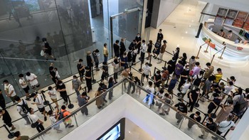 Banyak fanboy Apple juga mengantre di Apple Store di Guangzhou. Foto: Getty Images