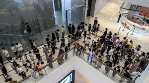 Penampakan Antrean Mengular Pembeli iPhone 14 di China