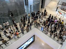 Penampakan Antrean Mengular Pembeli iPhone 14 di China