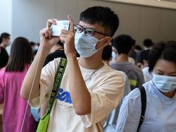 Penampakan Antrean Mengular Pembeli iPhone 14 di China