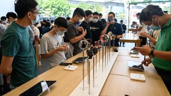 Mereka antusias mencoba iPhone 14 termasuk Apple Watch. Foto: Getty Images