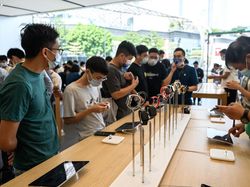 Penampakan Antrean Mengular Pembeli iPhone 14 di China