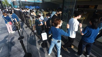 Antrean pun diatur agar tetap tertib. Foto: Getty Images