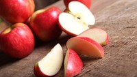 Apel memang menyehatkan karena kaya serat, tapi di dalamnya terkandung gula fruktosa dan sorbitol. Gula-gula ini sulit diserap di saluran pencernaan dan dapat memicu kembung. Foto: Getty Images/iStockphoto