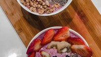 Sosoknya yang cantik dan bugar ini ternyata sangat menyukai buah-buahan. Ia membuat smoothie bowl dari buah naga yang diberikan topping stroberi, kiwi, blackberry, biji chia, dan granola. Foto: Instagram @audreyyvanessa