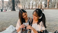 Bersama sahabatnya, Audrey pernah melakukan piknik di sebuah taman. Ia menikmati minuman dan juga macaron. Foto: Instagram @audreyyvanessa