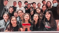 Audrey sempat merayakan ulang tahunnya bersama teman-teman beberapa waktu lalu. Ia merayakannya dengan seloyang kue red velvet. Foto: Instagram @audreyyvanessa