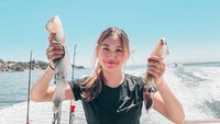 Miss Indonesia ini juga mengungkapkan kalau dirinya suka memancing. Tidak mendapatkan ikan, tetapi ia berhasil memancing 2 ekor cumi berukuran cukup besar. Foto: Instagram @audreyyvanessa