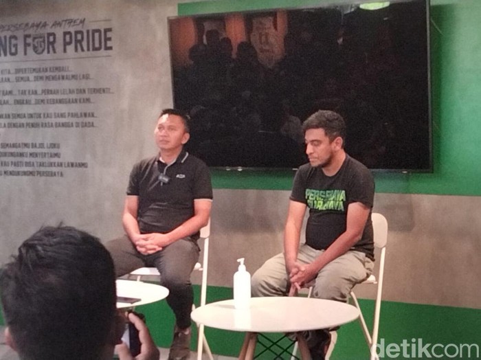 Azrul Ananda didampingi manajer Persebaya Yahya Alkatiri saat jumpa pers