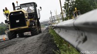 Sejumlah alat berat dikerahkan untuk perbaikan jalan ini. tanah rawa merupakan salah satu tantangan di Tol Terpeka.