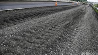 Kontur tanah tol cenderung naik turun. Sementara lapisan jalan pada tol ini beragam, ada yang berupa beton dan aspal.