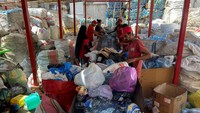 Pekerja memilah sampah untuk didaur ulang di fasilitas pemilahan dan daur ulang Lebanon Waste Management di Bauchrieh, Lebanon, Kamis, (8/9/2022). Seorang pengusaha dan aktivis Lebanon Pierre Baaklini melihat peluang di tumpukan sampah.