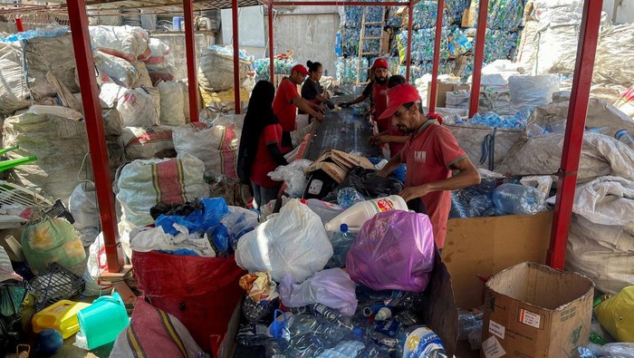 Workers sort out waste for recycling at Lebanon Waste Management's sorting and recycling facility in Bauchrieh, Lebanon, September 8, 2022. REUTERS/Issam Abdallah