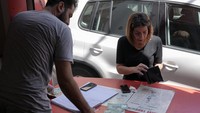 Wanita Lebanon, Laura Fares, mengambil uang tunai untuk ditukar dengan sampah di layanan Drive Throw fasilitas pemilahan dan daur ulang Pengelolaan Sampah Lebanon di Bauchrieh. Pierre Baaklini meluncurkan Lebanon Waste Management (LWM) pada 2019.