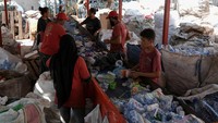 Fasilitas ini merupakan penyortiran dan daur ulang sampah plastik di Bauchrieh, pinggiran utara Beirut. Pierre Baaklini menggunakan mobilnya sendiri untuk mengumpulkan sampah yang dapat didaur ulang dan mengirimkannya ke fasilitas pemilahan.