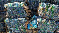 Sampah plastik menumpuk di fasilitas pemilahan dan daur ulang Lebanon Waste Management di Bauchrieh. Lebanon Waste Management, kini mempekerjakan lebih dari 25 pekerja, adalah salah satu dari beberapa fasilitas yang menawarkan sampah menjadi uang tunai.