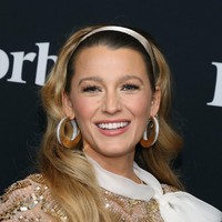 Terusan pendek juga hadir dengan aksen pita yang menjuntai dari leher. Tidak ketinggalan bandana serta anting hoop yang semakin mempertegas kesan retro. (Foto: Getty Images/Taylor Hill)