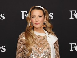 Blake Lively Sempatkan Pompa ASI Saat Tamasya ke Disneyland, Tuai Pujian