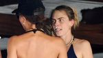 Potret Margot Robbie dan Cara Delevingne saat Masih Akrab Sahabatan