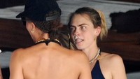 Saat ulang tahun ke-30, Cara Delevingne masih belum menunjukkan sikap aneh dan masih merayakan pesta bersama teman-temannya.  Foto: dok. Getty Images