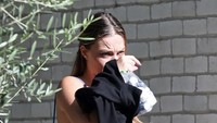 Sayangnya hubungan mereka sedang renggang karena Cara Delevingne dan Margot Robbie dikabarkan bertengkar. Sang aktris keluar dari rumah Cara dengan berurai air mata.  Foto: dok. Getty Images