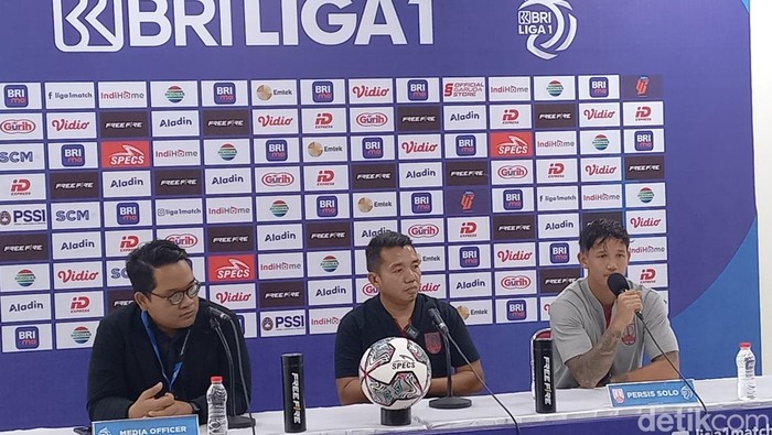 Caretaker Persis Solo Rasiman, dan pemain Persis Solo Irfan Bachdim, saat konfrensi pers di Stadion Manahan Solo, Kamis (15/9/2022) malam.